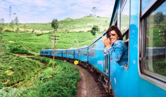 lady-on-kandy-ella-train-journey-sri-lanka-ceylon-expeditions