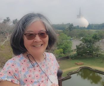 tourist-lady-at-isurumuniya-buddhist-temle