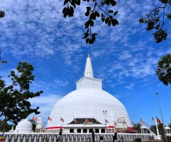 ruwanweli-stupa-anuradhapura-luxury-holiday-with-ceylon-expeditions