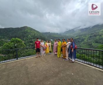 tourist-group-in-nuwara-eliya