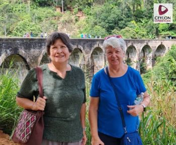 tourists-near-9-arch-bridge-ella