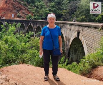 tourists-near-9-arch-bridge-ella