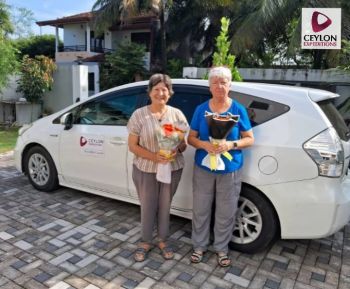 2-ladies-with-flower-sri-lanka-ceylon-expeditions